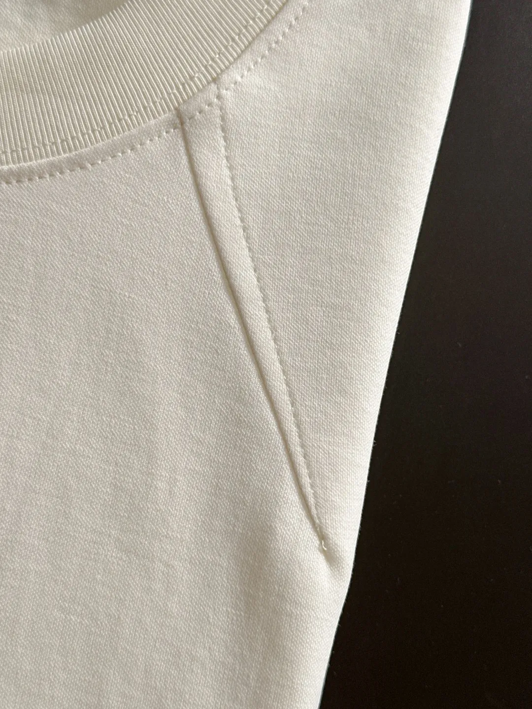 Next day shipment P300 High version Stone lsland/Stone Island 25ss spring and summer new high-end T-shirt Made with machines imported from Italy. Truly the most luxurious and high-quality style that you can wear with your eyes closed. Heavy combed fabrics. High-strength and heavy-weight fabrics feel substantial when weighed. The upper body is more textured than ordinary T-shirts and is not easy to deform. This texture can cope with the weather, absorb sweat and breathable, and is suitable for both hot and cold conditions! Perfectly produced with reference to the original stitch and stitch! The loose fit design is super noble. Custom-woven signature ribbed collar, cuffs, and hem. Really rare and rare goods Size: M-XXXL